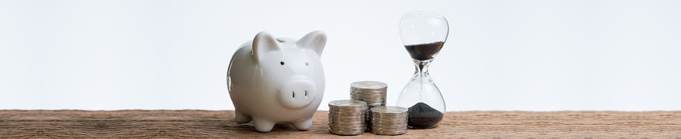 ¿Qué deberías hacer primero: ahorrar o pagar deudas?